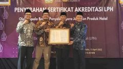 Penyerahan sertifikat akreditasi kepada Lembaga Pemeriksa Halal (LPH) Hidayatullah 
di Hotel Mercure, Hayam Wuruk, Jakarta Pusat, Rabu, 12 Ramadan 1443 (13/4/2022).* [Foto: Hidayatullah.or.id/MCU]