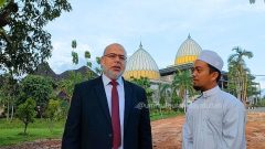Ulama asal Mesir, Syeikh Dr Washfiy 'Asyur Abu Zayd, dan Ustadz Muzhirul Haq di Kampus Induk Pesantren Hidayatullah Gunung Tembak di Balikpapan, Kalimantan Timur, Jumat (24/06/2022).* [Foto: SKR/MCU]
