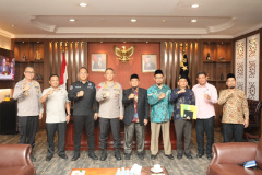 Kapolda Kaltim Irjen Pol. Drs. Imam Sugianto, M.Si. menerima audiensi Pengurus Inti Yayasan Pondok Pesantren Hidayatullah di Mapolda Kaltim, Jl. Syarifuddin Yoes, No. 99, Gunung Bahagia, Kecamatan Balikpapan Selatan, Kota Balikpapan, Kalimantan Timur, Kamis (26/01/2023).* [Foto: Istimewa/Dok. MCU/Humas YPPH]