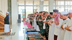 Suasana shalat Jumat yang diikuti oleh Panglima TNI Laksamana TNI Yudo Margono, S.E., M.M., C.S.F.A., di Masjid Ar-Riyadh, Kampus Induk Pondok Pesantren Hidayatullah Gunung Tembak, Kelurahan Teritip, Kecamatan Balikpapan Timur, Kota Balikpapan, Kalimantan Timur, Jumat (20/01/2023).* [Foto: SKR/MCU]