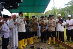 Doa bersama pada acara peletakan batu pertama Guest House Peradaban Ummul Quro Pondok Pesantren Hidayatullah Balikpapan di Gunung Tembak, Balikpapan, Kaltim, pada Sabtu, 13 Syawal 1443H (14/05/2022).* [Foto: Youtube Ummulqura Hidayatullah]