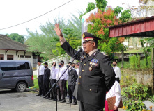 Wakasat Binmas Polresta Balikpapan Iptu Djoko Sunarto menjadi Pembina Upacara Peringatan HUT Ke-77 RI di Kampus LPIH Luqman Al Hakim, Hidayatullah Karang Bugis, Kota Balikpapan, Kaltim, Rabu (17/08/2022).* [Foto: Istimewa/Luqman Media Center/LMC]