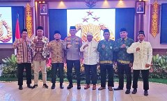Kapolda Kaltim Irjen. Pol. Drs. Imam Sugianto berfoto bareng pengurus Hidayatullah Balikpapan pada rangkaian peringatan Maulid Nabi Muhammad di Mapolda Kaltim, Balikpapan, Selasa (18/10/2022).* [Foto: Istimewa/MCU]
