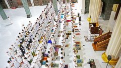 Shalat tarawih perdana Ramadhan 1444 H di Masjid Ar-Riyadh, Kampus Induk Pondok Pesantren Hidayatullah Gunung Tembak, Balikpapan Kalimantan Timur, Rabu (22/3/2023) malam.* [Foto: SKR/MCU]
